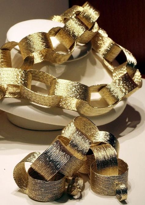 Diy New Years Eve Decorations, New Years Eve Day, Photos Booth, Paper Chains, Gold Christmas Decorations, New Year's Eve Celebrations, New Years Eve Decorations, Diy Garland, New Year Decor