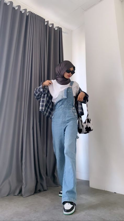 Ootd Overall Jeans, Outfit Baju Kodok, Outfit 90s Style Hijab, Overall Hijab, Outfit 90s Style, Hijabi Barbie, Jumpsuit Hijab, Outfit Konser, Cute Korean Fashion