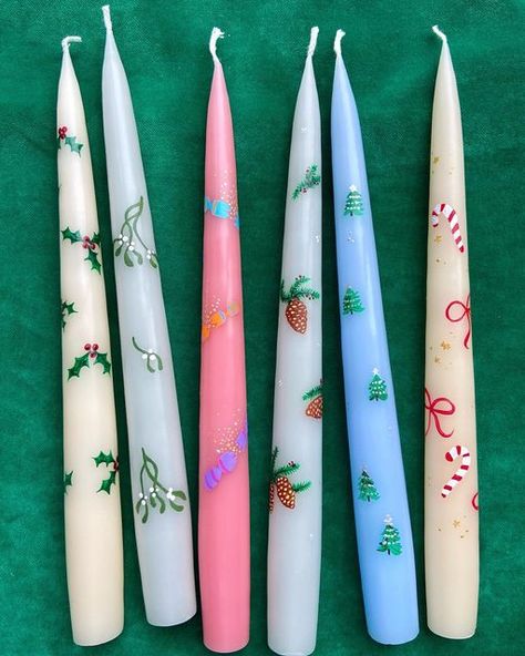 Diy Painting Candles, Christmas Candle Crafts, Christmas Candles Diy, Xmas Candles, Arte Aesthetic, Candle Crafts Diy, Hand Painted Candles, Painted Candles, Winter Candle