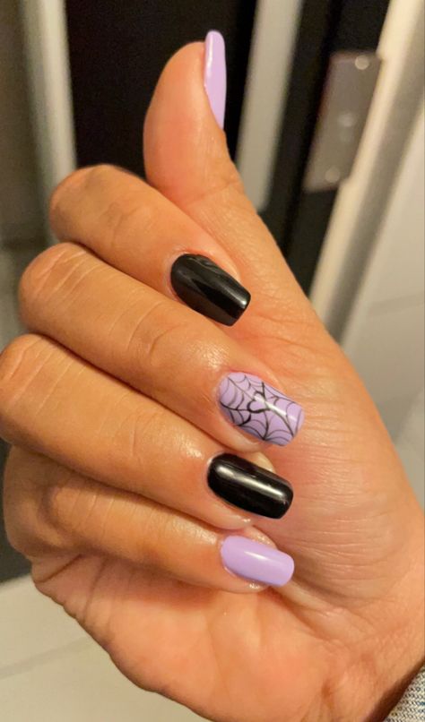 Nails Inspiration Purple And Black, Black Lavender Nails, October Nails Halloween Purple, Short Nail Designs Black And Purple, Black And Purple Nail Ideas Short, Nail Inspo Purple And Black, Black Lilac Nails, Purple And Black Nails Designs Simple, Purple Edgy Nails