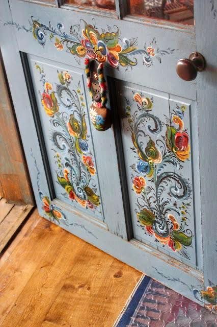 Door Diy, Old Door, Cardboard Furniture, Diy Cardboard, Hand Painted Furniture, Diy Pallet, Painted Doors, Cat Furniture, Dream House Decor