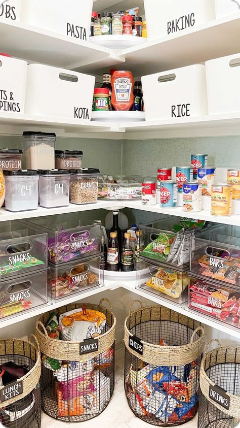 Pantry Inspiration, House Pantry, Kitchen Pantry Ideas, Food Pantry Organizing, Snack Organizer, Desain Pantry, Pantry Organisation, Organized Pantry, Pantry Remodel