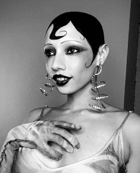 cherry 🥧 on Instagram: “historical figures & chill via @uglyworldwide 🍸 • • • • • #jazelle #uglyworldwide #josephinebaker #blackhistory #blackhistorymonth…” Josephine Baker Style, Finger Waves Short Hair, French Resistance, Black Superstar, Lgbt History, Retro Makeup, Josephine Baker, Theatrical Makeup, Finger Waves