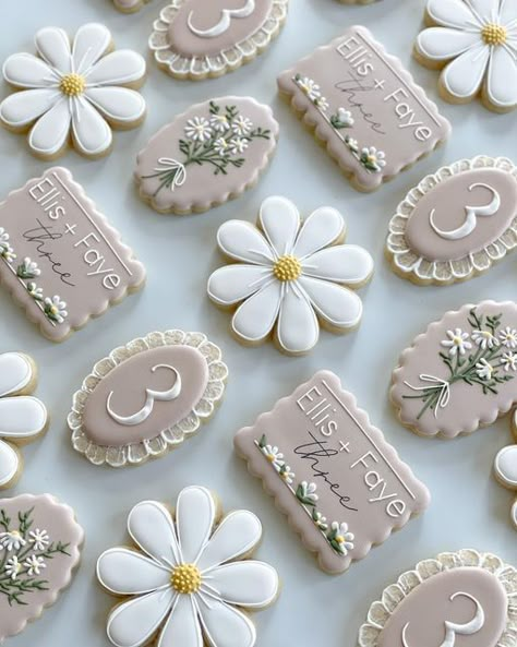 Daisy Sugar Cookies, Daisy Cookies, Cookie Glaze, Horse Cookies, Royal Iced Cookies, Cookies Theme, Daisy Party, Spring Cookies, Spice Cookies