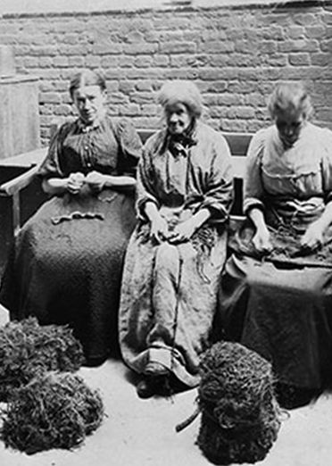 Pauper women picking oakum in the workhouse. They were made to perform tedious and menial tasks to pay for their upkeep. Poor House, Making Baskets, Victorian Life, History Queen, Haunted History, Victorian Times, Victorian London, Strange History, Tudor History