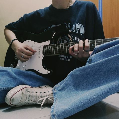 Guitar Boy Aesthetic, Guitar Player Aesthetic, Boy With Guitar, Guitar Outfit, Boy Guitar, Playing Electric Guitar, Guitar Aesthetic, Guitar Boy, Guitar Pics