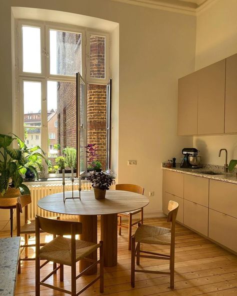 London Flat Interior, Appartment Decor, Berlin Apartment, Warm Kitchen, Small Apartment Interior, Flat Interior, London Flat, 아파트 인테리어, Apartment Aesthetic