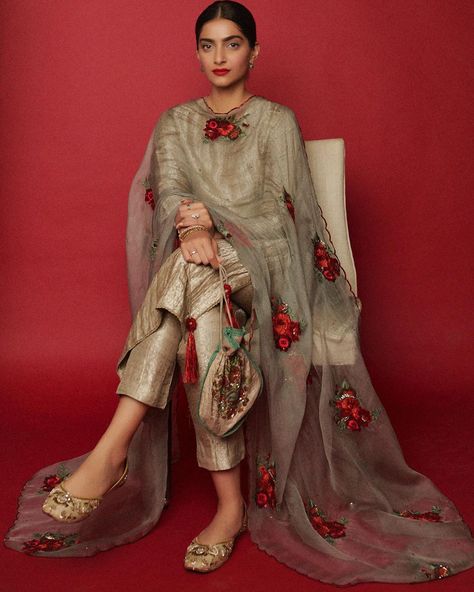 Sonam Kapoor Indian Outfits, Sonam Kapoor Fashion, Designer Salwar Kameez, Pakistani Formal Dresses, Pakistani Fashion Casual, Long Kurti Designs, Pakistani Dresses Casual, Pakistani Fashion Party Wear, Pakistani Dress