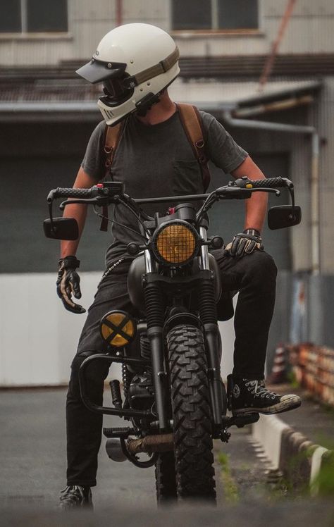 Scrambler Rider Outfit, Scrambler Helmet Style, Cafe Racer Style Men, Cafe Racer Aesthetic, Cafe Racer Outfit, Scrambler Motorcycle Ideas, Brat Style Motorcycle, Motorbike Photoshoot, Motard Bikes