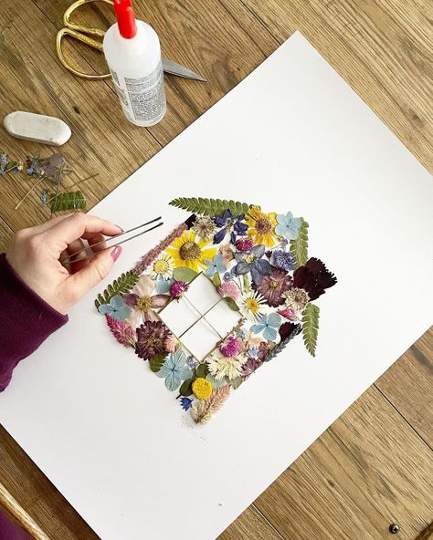 Pressed Wildflower Art, Pressed Flower Mandala, Pressed Flower Storage, Pressed Flowers Ideas, Flower Press Art, Bring Me Back, Flower House, Pressed Flower Crafts, Flower Press