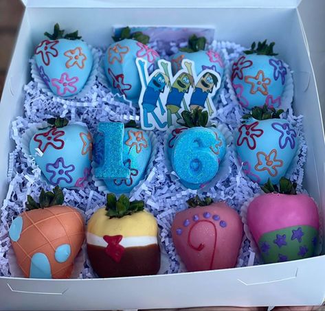 Spongebob Chocolate Covered Strawberries, Spongebob Strawberries, Edible Arrangements Diy, Spongebob Chocolate, Strawberries Ideas, Spongebob Theme, Treat Making, Chocolate Covered Desserts, Christmas Strawberry