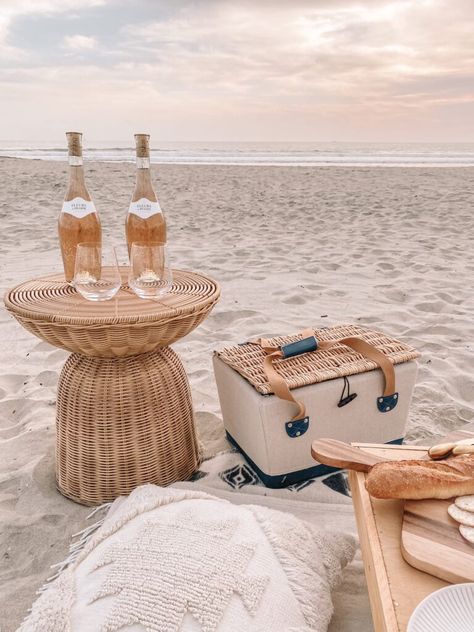 How To Create A Luxury Beach Picnic (+Packing List) Picnic Packing List, Luxury Picnic Basket, Picnic Menu, Portable Picnic Table, Cheese Markers, Almond Meal Cookies, Luxury Picnic, Cream Throw Pillows, Charcuterie Spread