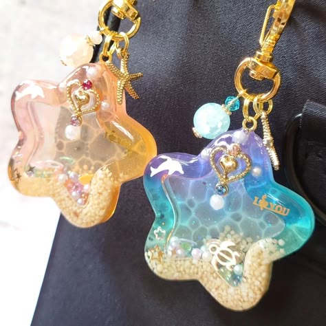 Cute Resin Ideas, Resin Keychain Ideas, Resin Shakers, Colorful Keychain, Ethereal Jewelry, Liquid Resin, Clay Keychain, Crystal Aesthetic, Diy Resin Projects