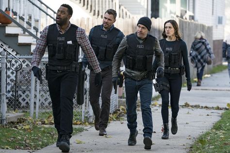 Cops Tv Show, Benjamin Mckenzie, Michael Chiklis, Chicago Pd Cast, Charles Boyle, Gina Linetti, Tracy Spiridakos, Michael Connelly, Shows To Watch