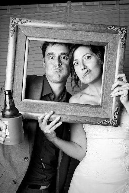 Holding Picture Frame Pose, Holding Picture Frame, Autumn Backyard, Funny Wedding Pictures, Silly Photos, Offbeat Bride, Frame Wedding, Wedding Photography Tips, Bridal Party Photos