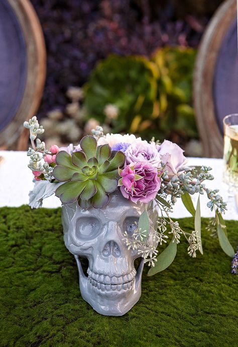 Skull Wedding Decorations, Spooky Spring, Sugar Skull Wedding, Skull Decorations, Chelsea Wedding, Halloween Themed Wedding, Skull Wedding, Boda Mexicana, Goth Wedding