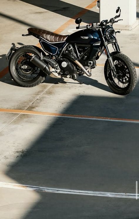 Elegant road racing taste, street-glamour look, and Café Racer attitude. Discover more: https://ducat.it/Nightshift #NextGenFreedom #Ducati #ScramblerDucati #Nightshift Ducati Scrambler Nightshift, Ducati Scrambler, Night Shift, Road Racing, My Ride, Ducati, Cafe Racer, Motorcycles, Bike