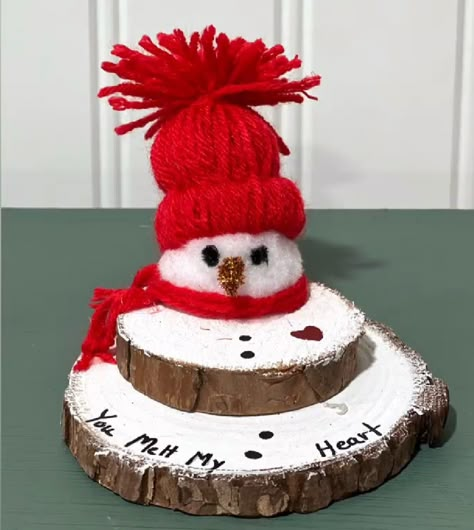 Snowman Crafts Diy, Christmas Decorations Centerpiece, Log Slice, Christmas Props, Bazaar Crafts, Christmas Crafts For Kids To Make, Handmade Christmas Crafts, Fun Christmas Decorations, Christmas Wood Crafts