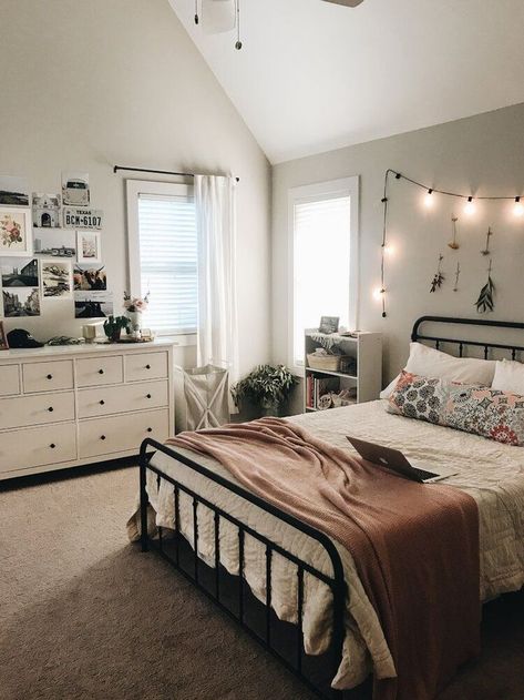 Aesthetic Simple Room Ideas, Farmhouse Teenage Girl Bedroom, College Girl Apartment Bedroom, Small Cozy Apartment Bedroom, Ideas To Decorate A Bedroom, Room Arrangement Ideas Bedroom, Idea Bilik Tidur, Vsco Room, Dorms Decor