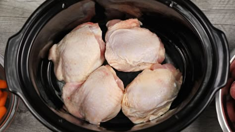 Put chicken in a slow cooker, but what goes on top turns it into an irresistible family meal Slow Cooker Kitchen, Garlic Chicken Recipes, Chicken Crockpot, Crockpot Dishes, Honey Garlic Chicken, Crockpot Cooking, Slow Cooker Meals, Recipes Slow Cooker, Crock Pot Slow Cooker