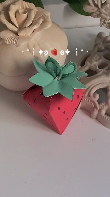 Diy Strawberry Gift, Gift Box Idea, Hello Kitty Gifts, Origami Gifts, Strawberry Gifts, Pinterest Diy Crafts, Handmade Paper Crafts, Paper Craft Diy Projects, Diy Presents