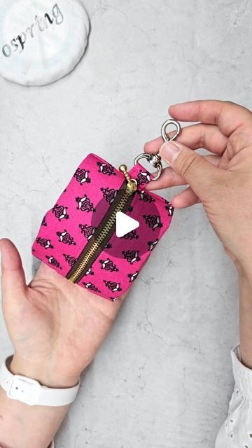 속초 오스프링 | 핸드메이드 패브릭 소품샵 on Instagram: "[DIY] Sewing Tips | Coin Purse, Keychain Pouch 🧵 simple and quick sewing ✏️ measurement size included 🌈 youtube link in BIO  #diypouch #pouchtutorial #sewingtips #fabricpouch #sewingforbeginner  #easysewing #minipouch" Lipstick Pouch Diy, Diy Coin Purse, Beginner Quilting, Keychain Pouch, Coin Purse Pattern, Coin Purse Keychain, Purse Keychain, Pouch Diy, Diy Purse