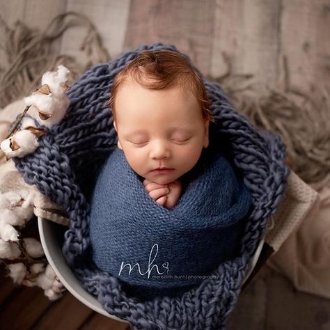 Handsome little Jack 💙 {1 month} Newborn boy in blue. Meredith Hunt Photography. Blue Newborn Photography, Newborn Boy Photography, Baby Photography Poses, Boy Newborn Photography, Newborn Photography Outfit, Baby Boy Newborn Pictures, Newborn Photos Boy, Baby Boy Newborn Photography, Newborn Photography Boy