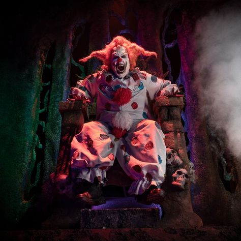 Wallpaper background with HHN Icon Jack on the Icon throne at Halloween Horror Nights. Halloween Aesthetic Photos, Makeup Costume Halloween, Icon Halloween, Halloween Costume Inspiration, Haunted Attractions, The Munsters, Evil Clowns, Universal Orlando Resort, Universal Studios Orlando