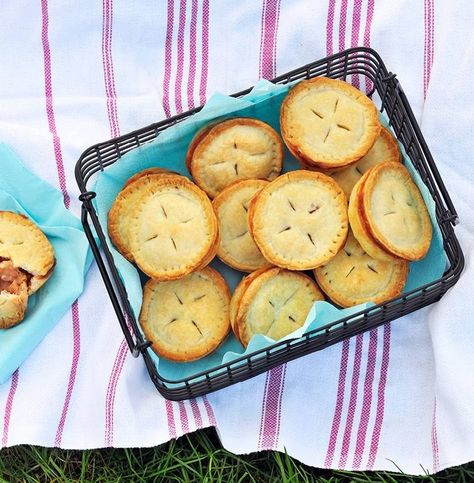 Fathers Day Desserts, Rhubarb Pie Recipes, Fathers Day Recipes, Fathers Day Food, Apple Rhubarb Pie, Mothers Day Recipes, Memorial Day Food, Apple Rhubarb, Tiny Pies