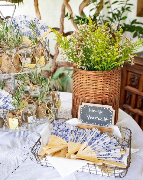 Outdoor Spring Brunch Party Fans Garden Theme Brunch, Outdoor Brunch Aesthetic, Garden Brunch Aesthetic, Winnie The Pooh Brunch Food, Winnie The Pooh Brunch, Spring Brunch Party, Holiday Entertaining Food, Hosting Brunch, Mother Hen