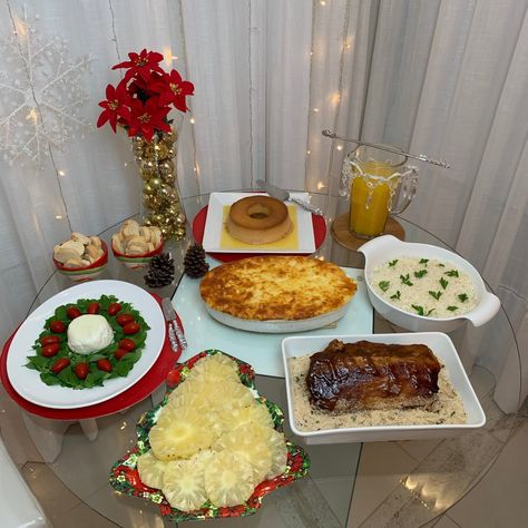 By Paloma Soaresㅤㅤㅤㅤㅤㅤㅤㅤ: CARDÁPIO COMPLETO CEIA DE NATAL ATÉ R$100 - DESAFIO | PALOMA SOARES Christmas Stollen Recipe, Stollen Recipe, Christmas Themed Cake, Holiday Bread, Christmas Holiday Cake, Christmas Dinner Table, Christmas Food Dinner, Party Platters, Holiday Dinner