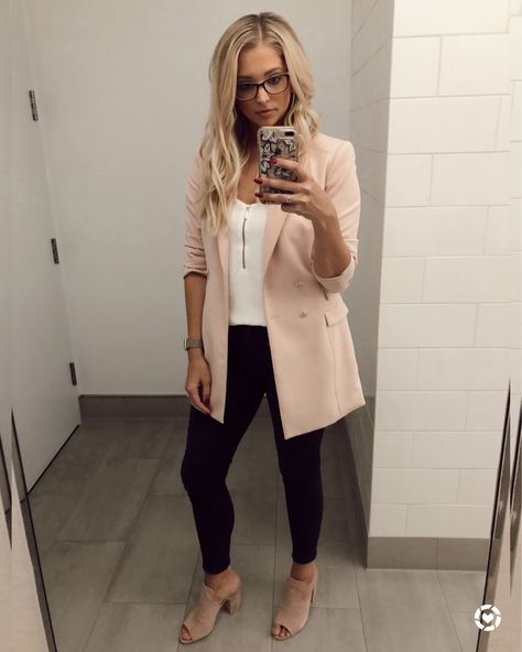 Blush Blazer Outfit Work, Soft Pink Blazer Outfit, Mauve Blazer Outfits, Baby Pink Blazer Outfit, Blush Pink Blazer Outfit, Pale Pink Blazer Outfit, Blush Blazer Outfit, Satin Blazer Outfits, Zara Blazer Outfit