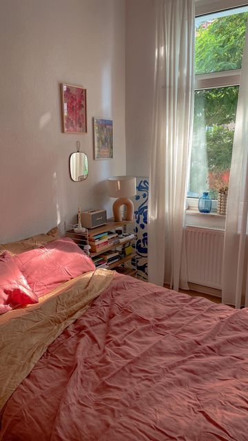 Cozy Colourful Bedroom, French Room Aesthetic, Pink Bedsheet, Pink Terracotta, Bed Threads, Indie Room, Summer Bedding, Redecorate Bedroom, Living Room Inspo