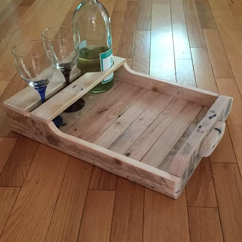 Wine serving Tray made from select pallets with wood handles, one coat polyurethane What To Build With Scrap Wood, Pallet Trays Ideas, Wooden Trays Diy, Wine Tray Ideas, Wood Trays Diy, Small Pallet Projects Diy, Wooden Tray Ideas, Serving Trays Ideas, Wood Tray Ideas