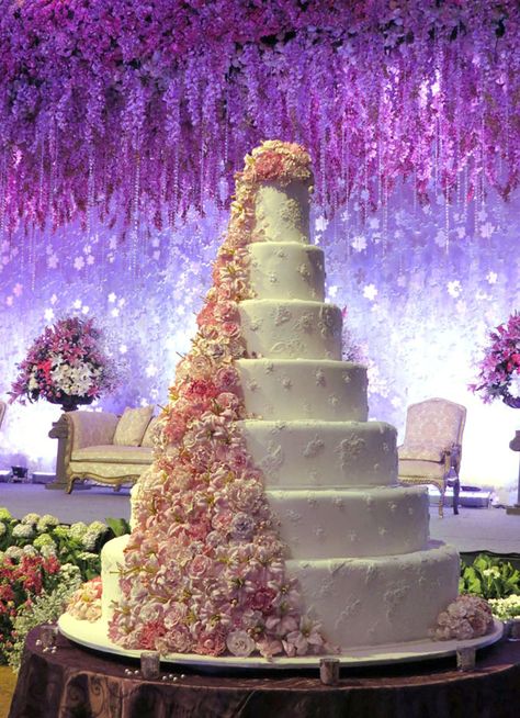 18 Wedding Cakes Your Guests Will Remember | PreOwned Wedding Dresses Princess Wedding Cakes, Huge Wedding Cakes, Fancy Wedding Cakes, Extravagant Wedding Cakes, Huge Cake, Wedding Cake Display, Lebanese Wedding, Big Wedding Cakes, Luxury Cake