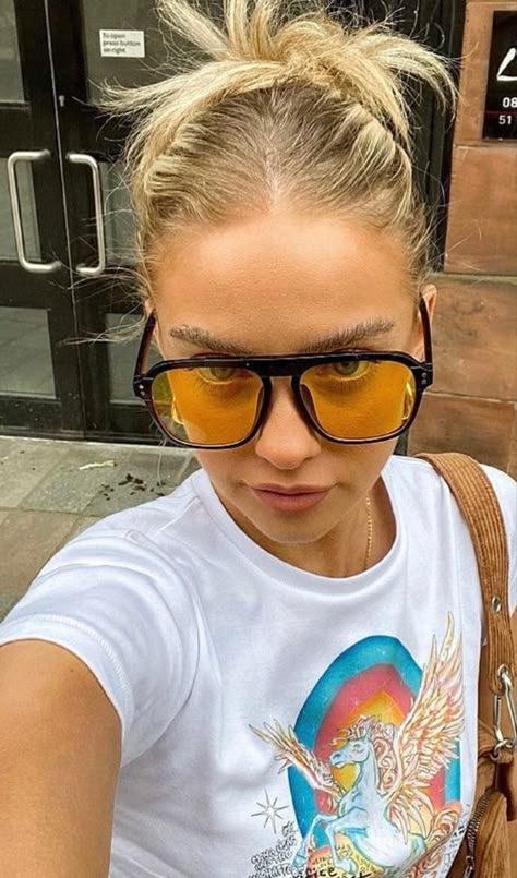 Chloe Frater, Yellow Lens Sunglasses, Glasses Outfit, Sunglasses Outfit, Cute Sunglasses, Cool Glasses, Cute Glasses, Adidas Outfit, Cool Sunglasses