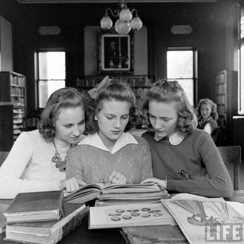 Photo Drawing, Alfred Eisenstaedt, College Girl, Vintage School, Vintage Life, Old Photographs, Historical Dresses, Good Old Days, 가을 패션