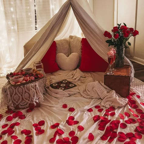 Romantic Home Dates, Romantic Valentines Day Ideas, Valentines Date Ideas, At Home Dates, Day Date Ideas, Valentines Surprise, Romantic Date Night Ideas, Romantic Bedroom Decor, At Home Date