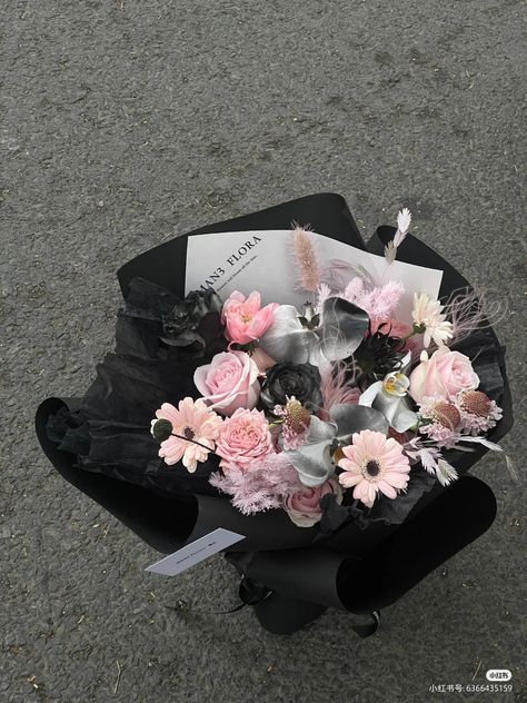 Black Flowers Bouquet, Ramos Aesthetic, Bouquet Reference, Spooky Bouquet, Hantaran Ideas, Dark Pixie, Roses Bouquet Gift, Pink Flower Bouquet, Gothic Flowers