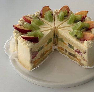 Fruit Cake Design, Pretty Dessert, Pretty Birthday Cakes, Just Cakes, Cute Desserts, Dessert Drinks, Sweet Cakes, Pretty Cakes, Food Obsession