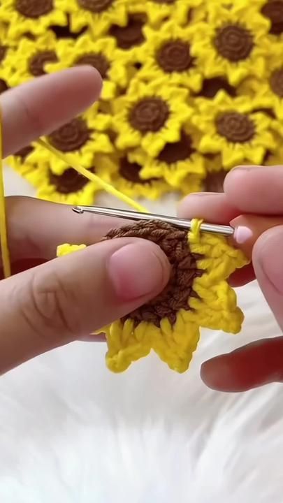 Corak Krusye, Projek Mengait, Gift Crochet, Seni Dan Kraf, Crochet Design Pattern, Crochet Sunflower, Beginner Crochet Projects, Crochet Stitches For Beginners, Pola Sulam