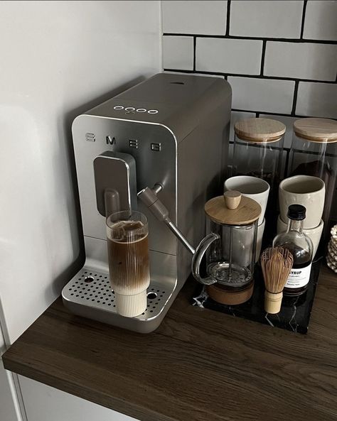 Coin Café, Home Coffee Stations, Home Coffee Bar, Coffee Bar Home, Coffee Obsession, Cosy Home, Automatic Coffee Machine, Coffee Corner, Apartment Decor Inspiration