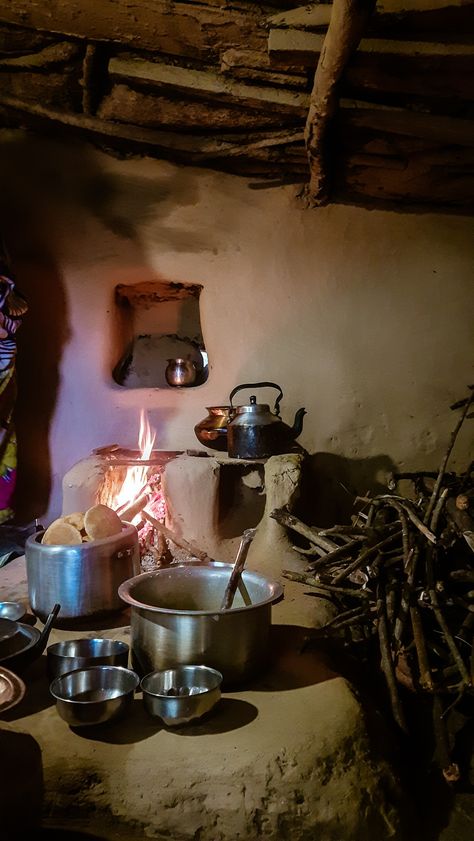 Kitchen Village Style, Indian Traditional Kitchen, Perfect Couple Pictures, Indian Kitchen Utensils, Village Kitchen, Minimalist Wallpaper Phone, Bangladeshi Food, Pictures Of Women, Old Stove