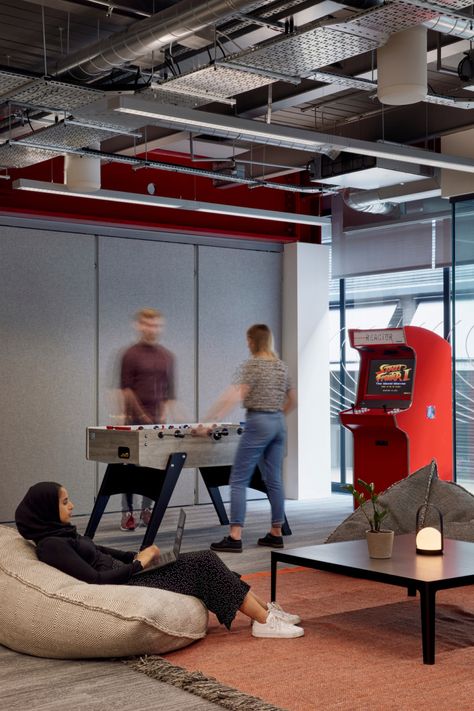 Games room with arcade game and foosball at Microsoft's London Accelerator Hub office Smart Home Dashboard, Google Office, Cool Office Space, Smart Office, Deco Studio, Office Games, Office Space Design, Office Lounge, Office Inspo