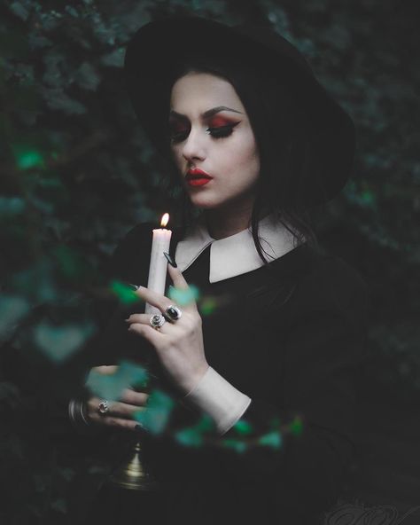 Witch Photos, Gothic Photography, Nature Witch, Dark Beauty Photography, Halloween Photography, Beautiful Witch, Witchy Fashion, Magic Aesthetic, Halloween Photoshoot