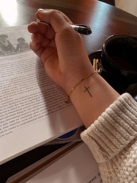 Wrist Tattoos Meaningful, Wrist Tattoos Unique, Christus Tattoo, Tattoo Line Art, Simple Cross Tattoo, Simple Wrist Tattoos, Meaningful Wrist Tattoos, Unique Wrist Tattoos, Wrist Tattoo Designs