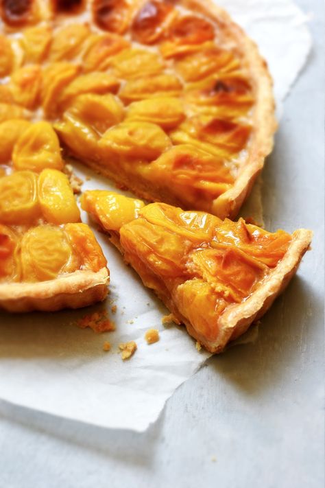 Mirabelle Plum Tart from Lorraine - Pardon Your French Digestive Cookies, Golden Plum, Graham Cookies, Plum Tart, Fruity Recipes, Plum Recipes, Yellow Plums, Biscuits Easy, Canadian Food