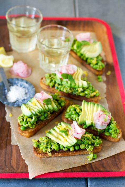 Smashed Spicy Pea Bruschetta with Avocado and Pickled Radish | http://saltandwind.com Pea Bruschetta, Pea Toast, Homemade Bruschetta, Pickled Radish, Easy Bruschetta, Radish Recipes, Pickled Radishes, Bruschetta Recipe, Easter Brunch