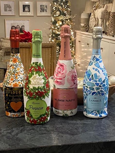 Christmas Champagne Bottle, Christmas Painted Wine Bottles, Painted Bottles Ideas, Painted Liquor Bottles, Painting Wine Bottles, Adult Craft Night, Wine Bouquet, Painted Champagne Bottles, Bottle Paintings