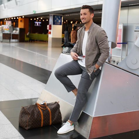 Travel style Mens Airport Style, Airport Outfit Men, Mens Travel Style, Casual Travel Outfit, Travel Fashion Airport, Flight Outfit, Travel Outfit Plane, Airport Outfits, Outfit For Travel